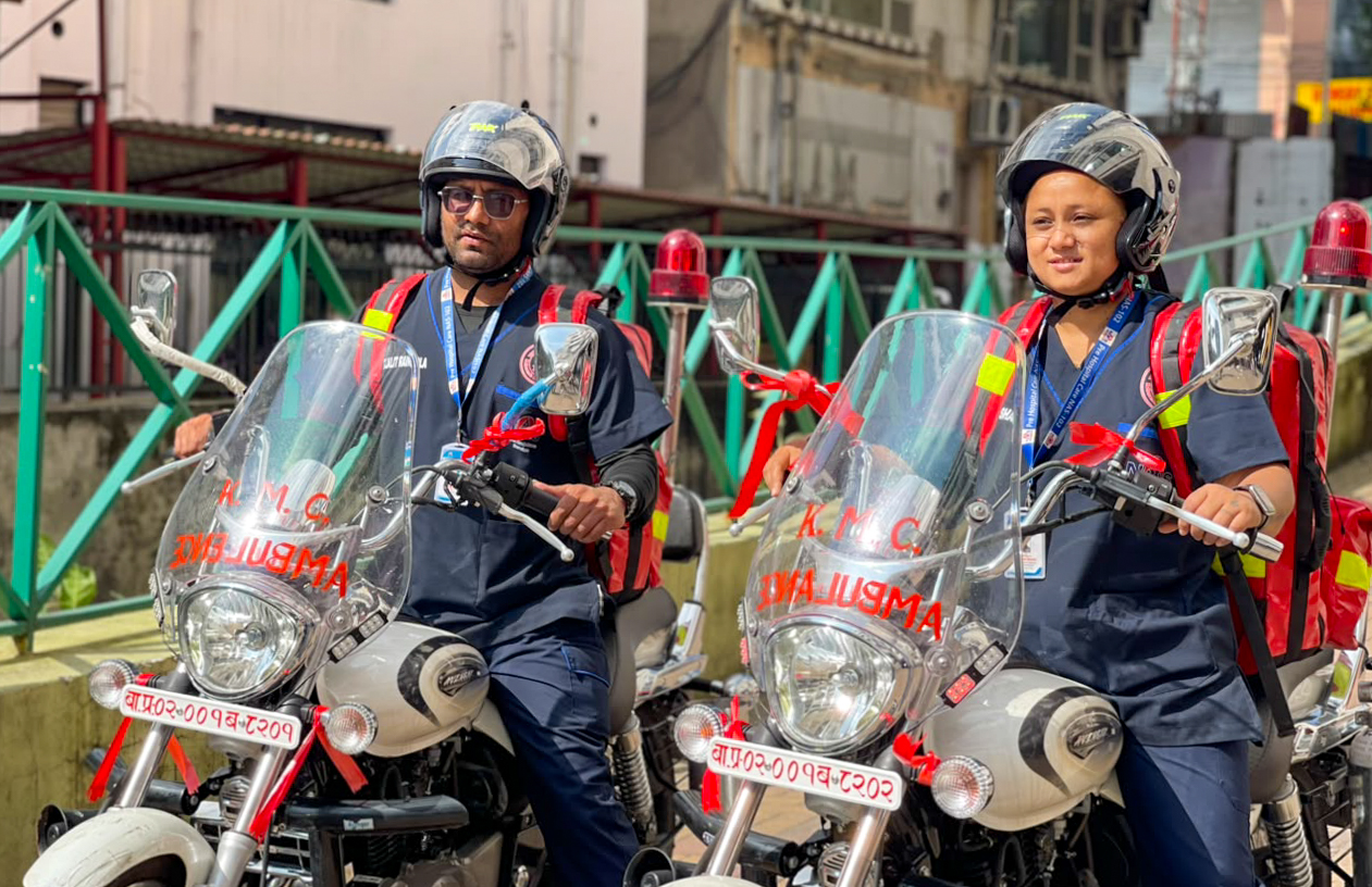 काठमाडौं महानगरद्वारा बाइक एम्बुलेन्स सेवा सुरु: साँघुरा गल्ली र जाममा छिटो उद्धार हुने अपेक्षा