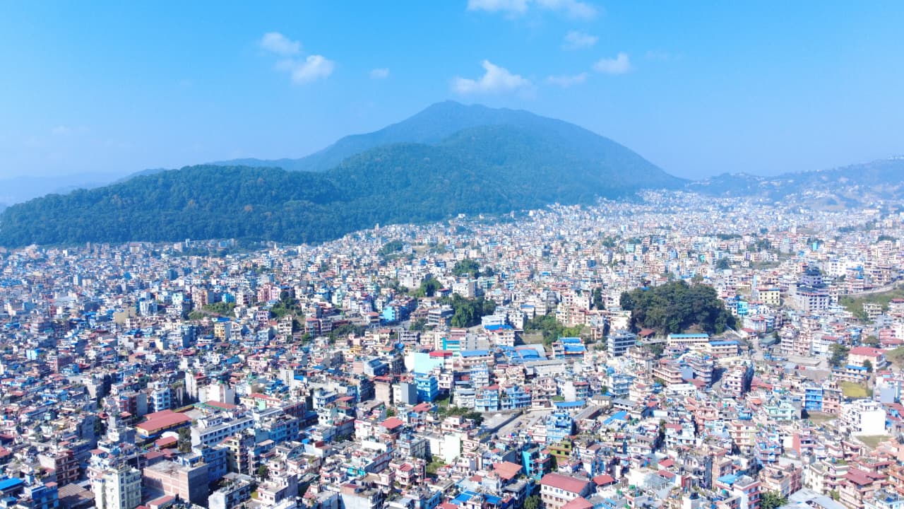दशैंको महानवमीमा काठमाडौंको मौसम र बाक्लो घरबस्तीको दृश्य (फोटोफिचर)