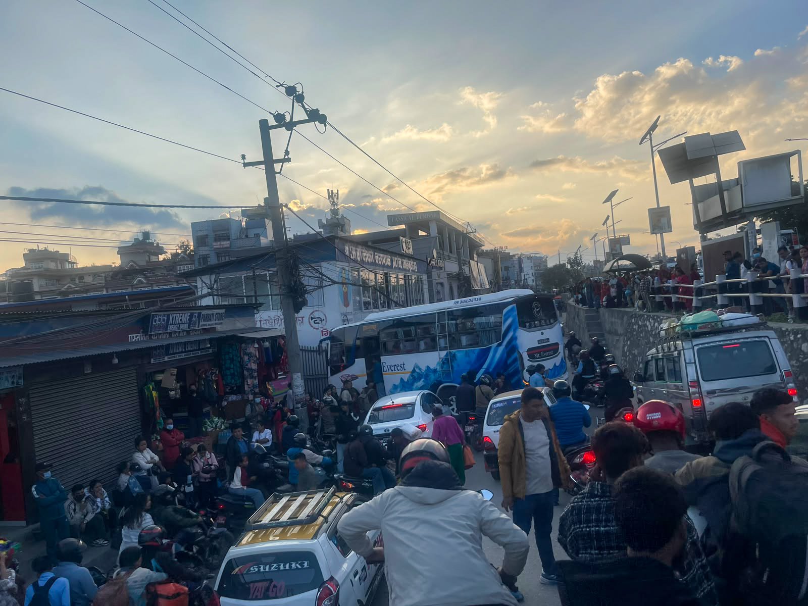 जडिबुटी चोकमा चाडपर्व मनाएर काठमाडौं फर्किनेको लर्को (तस्बिरहरू)