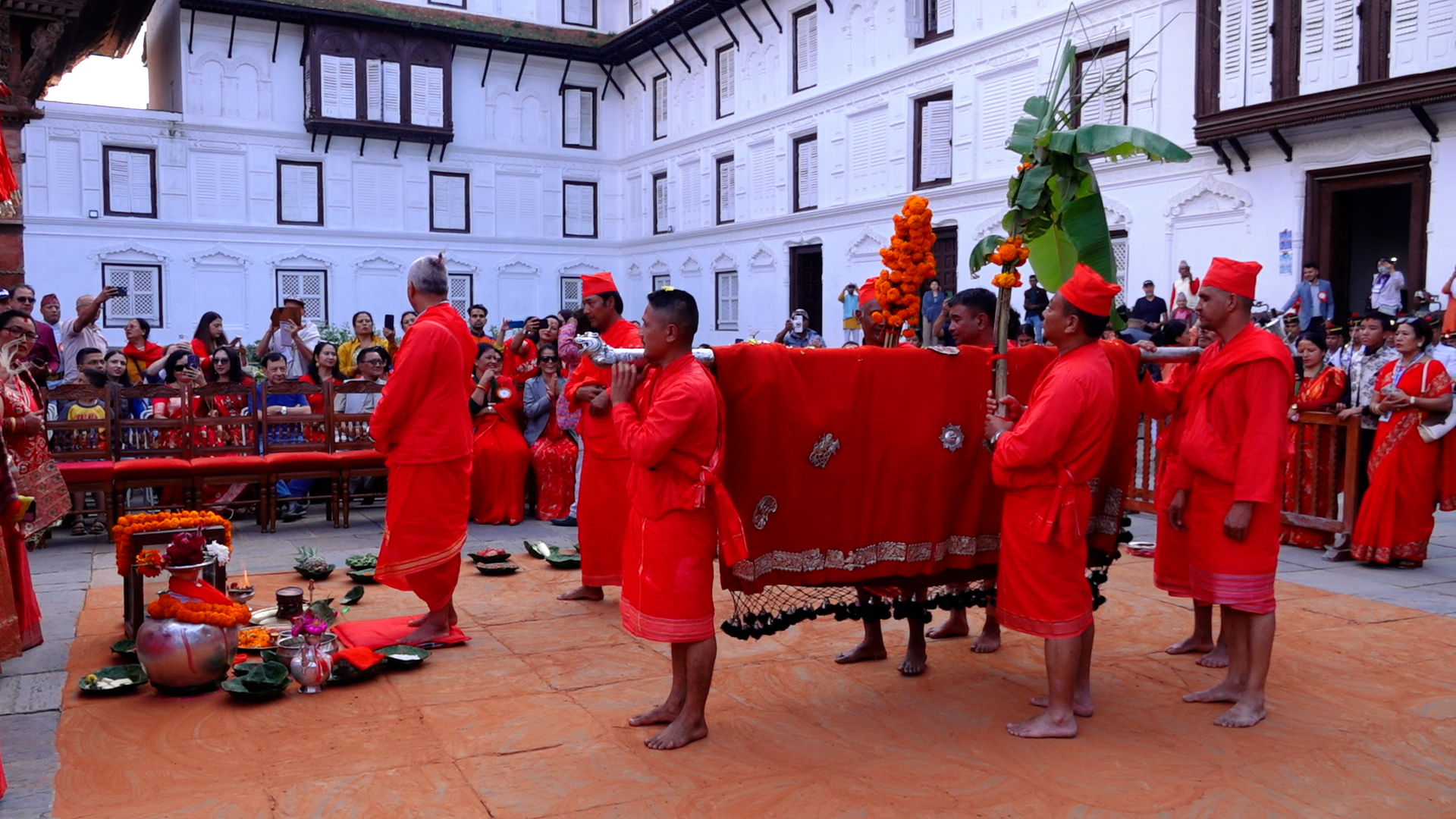 हनुमानढोकाको दसैँघरमा फूलपाती भित्र्याइँयो (फोटोफिचर)