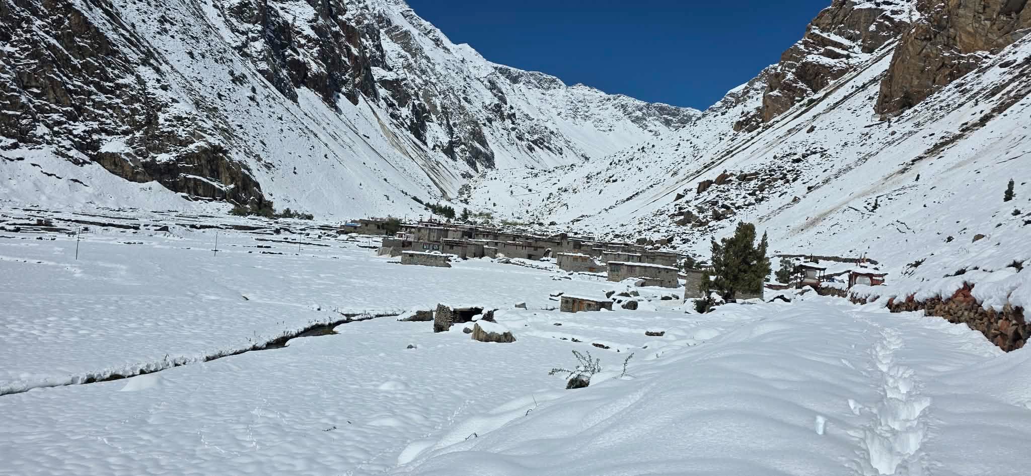 हिमपातले लिमी र हिल्सा जोड्ने सडक अवरुद्ध, हिउँ पन्छाएर यातायात सुचारु गर्न स्थानीयको माग
