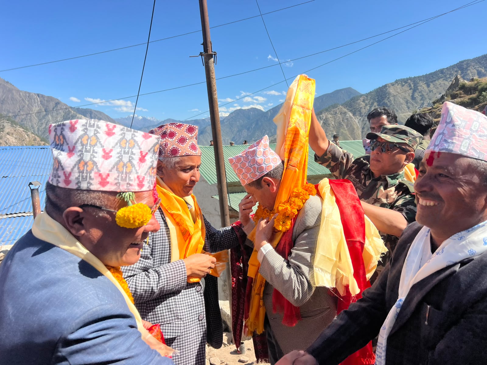 २९ वर्षपछि एउटै मञ्चमा गुरु र चेला, पूर्वविद्यार्थी मुख्यमन्त्री बनेपछि शिक्षकले गरे स्वागत