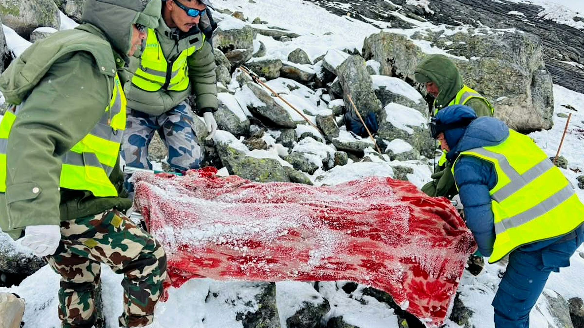 जडीबुटी खोज्न मिमी पाटन गएका दुई जनाको शवभेटिएर गमगढि ल्याउदै