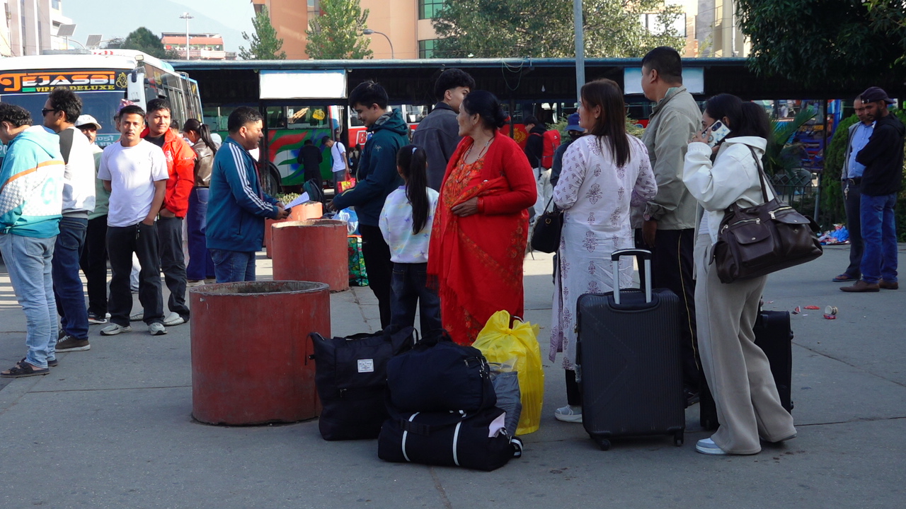 दशैंका लागि राजधानी खाली हुँदै: बसपार्क र नाकामा यात्रुको चहलपहल (तस्बिर)