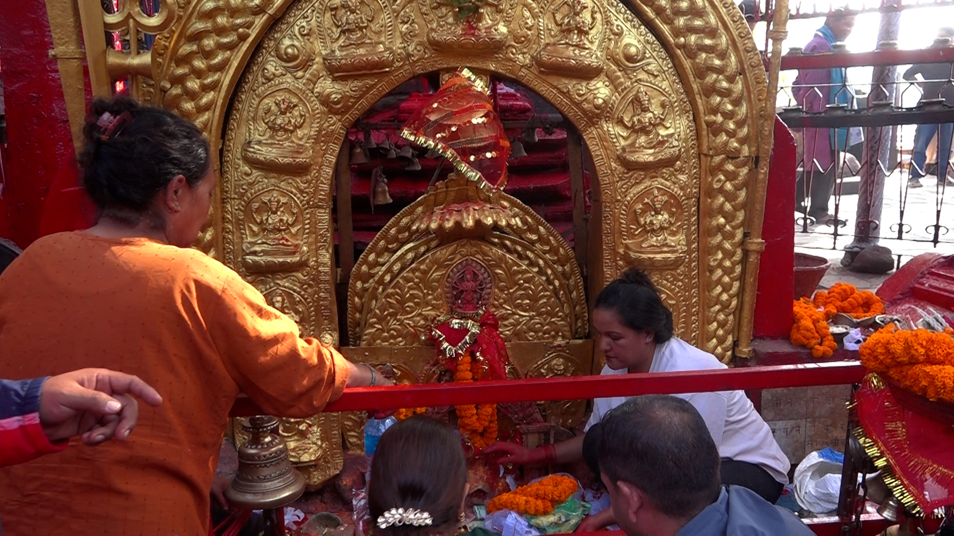 घटस्थापनाका अवसरमा भद्रकाली मन्दिरमा भक्तजनको बाक्लो भिड (फाेटाेफिचर)