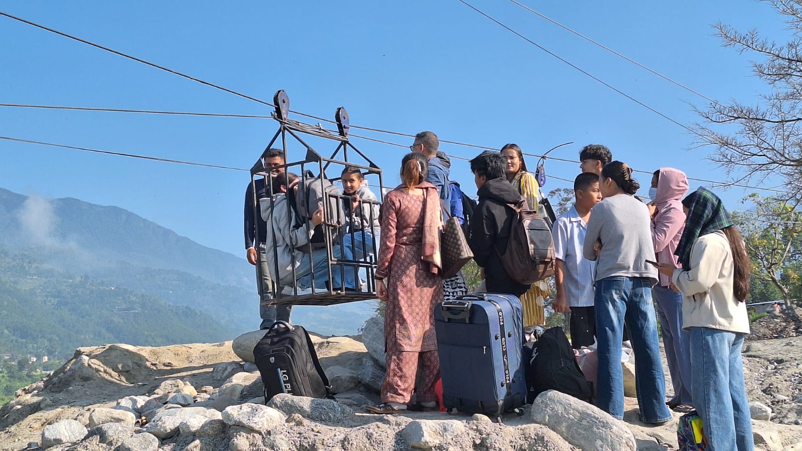बेली ब्रिज नबन्दा दशैँमा घर फर्किने यात्रु तुइन र जिपलाइनको भरमा (भिडियोसहित)