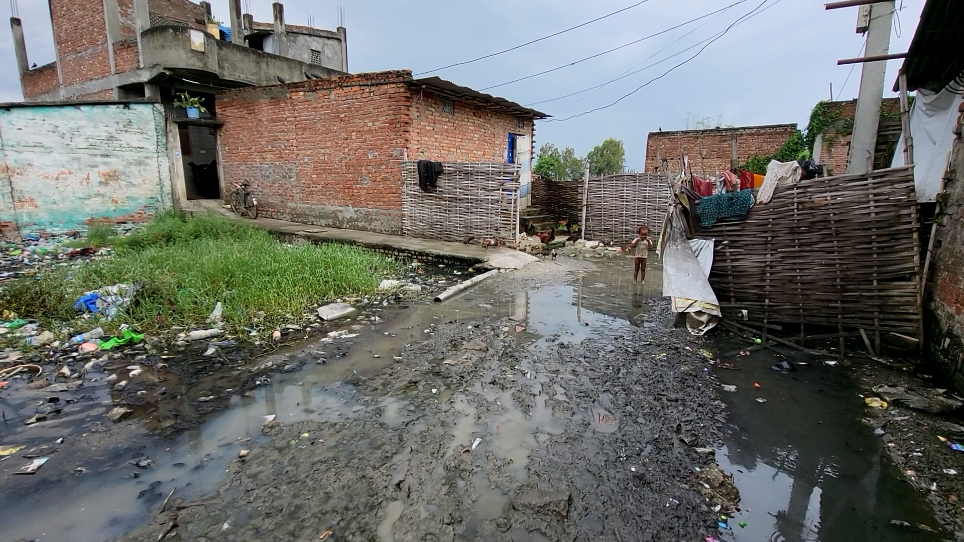 जनकपुरको दलित बस्ती धर्मवाण टोलमा सडक, नाला र ढलको अभाव