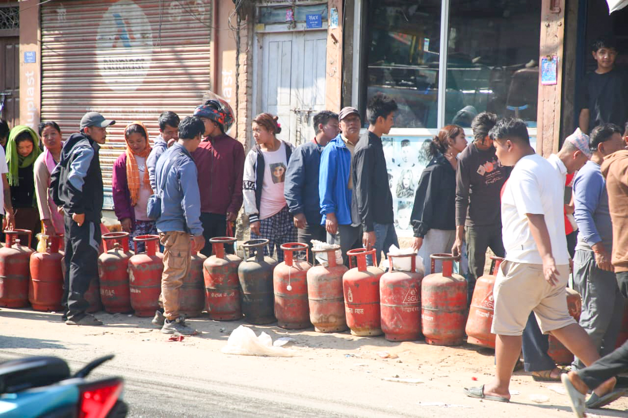 चाडबाडको मुखमा ग्यास लिन सर्वसाधारणको भीड (तस्बिरहरू)