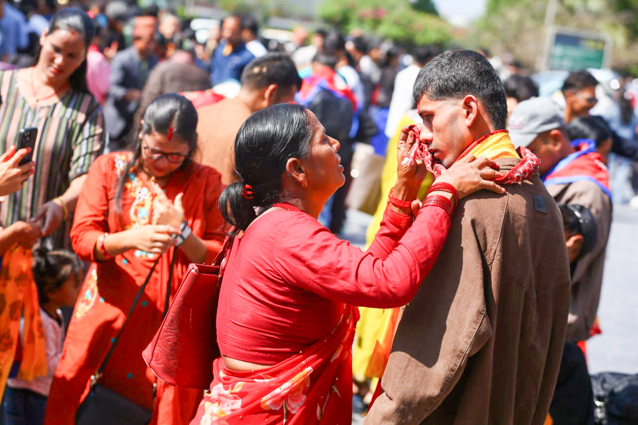 चाडबाडको खुसी एकातिर, बाध्यता अर्कोतिर: दशैंकै मुखमा विमानस्थलमा भावुक बिदाइ (तस्बिरहरू)