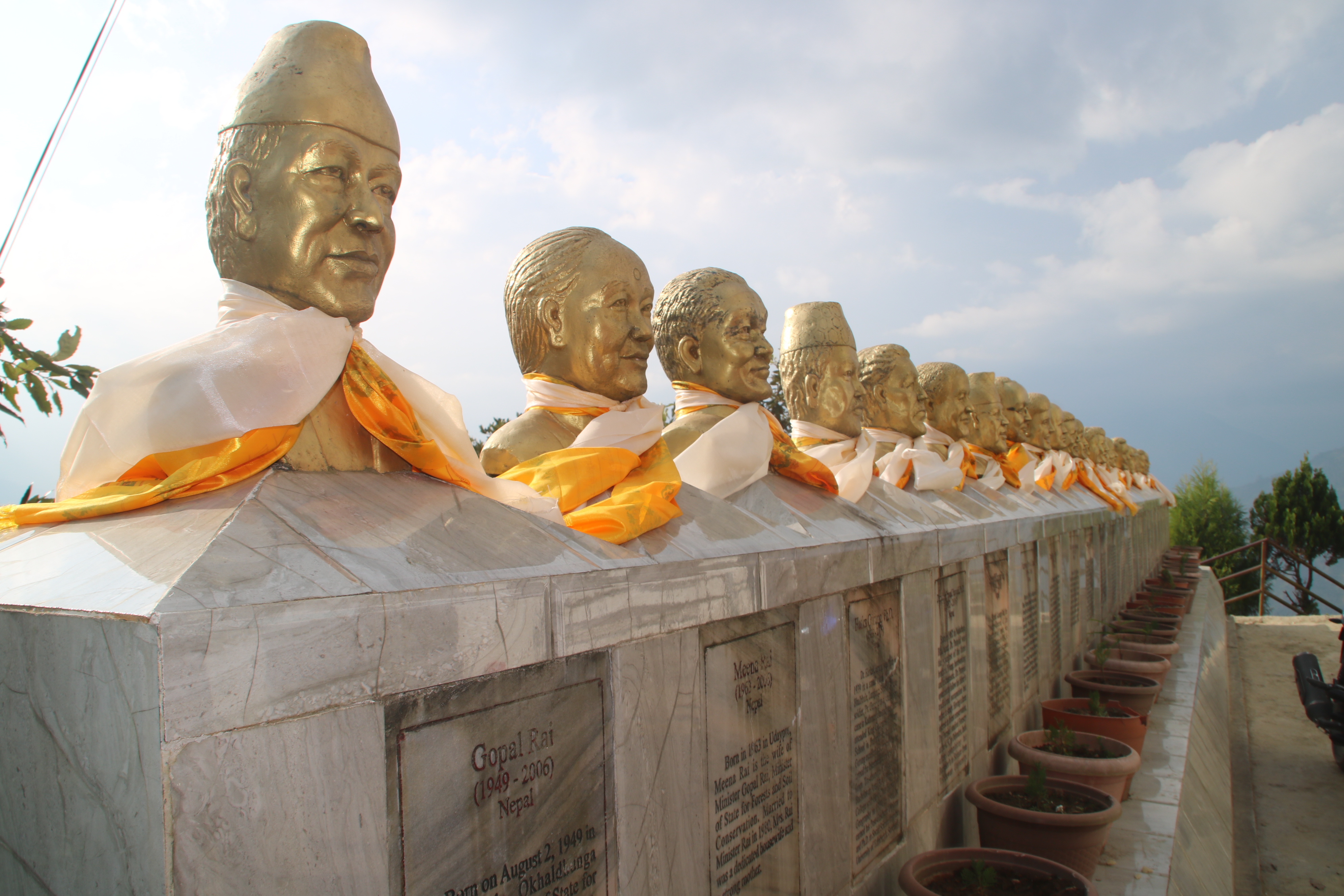 घुन्सा हेलिकप्टर दुर्घटनाका मृतकहरूको सम्झनामा निर्मित अर्धसालिका