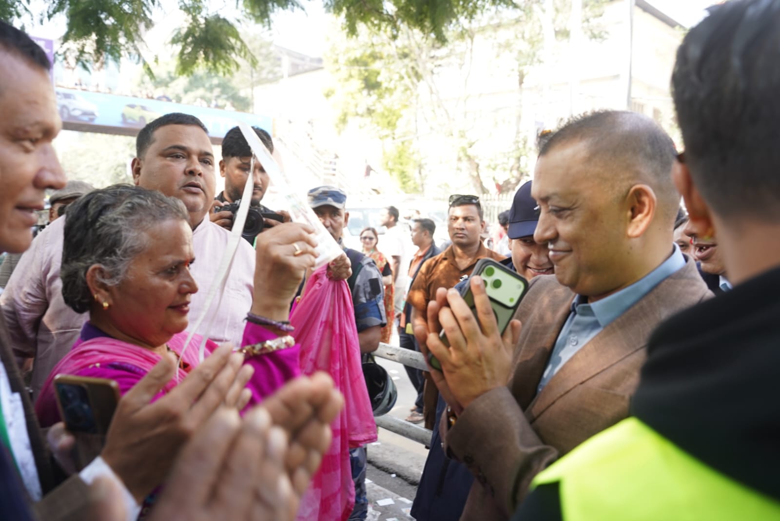 खुलामञ्चमा महाधिवेशन प्रतिनिधिसँग भेटघाट गर्दै सभापति थापा (फोटोफिचर)
