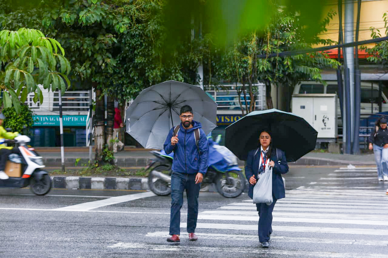 चक्रवात ‘अर्नब’ले बदलियो काठमाडौंको मौसम: झरीसँगै बढेको चिसोका केही दृश्य (फोटोफिचर)