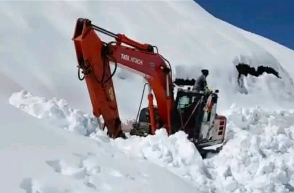 हिमपात र पहिरोले हिल्सा-सिमकोट सडक ठप्प, दशैंको मुखमा ताक्लाकोटबाट फर्किएका नेपालीसहित नागरिक मर्कामा