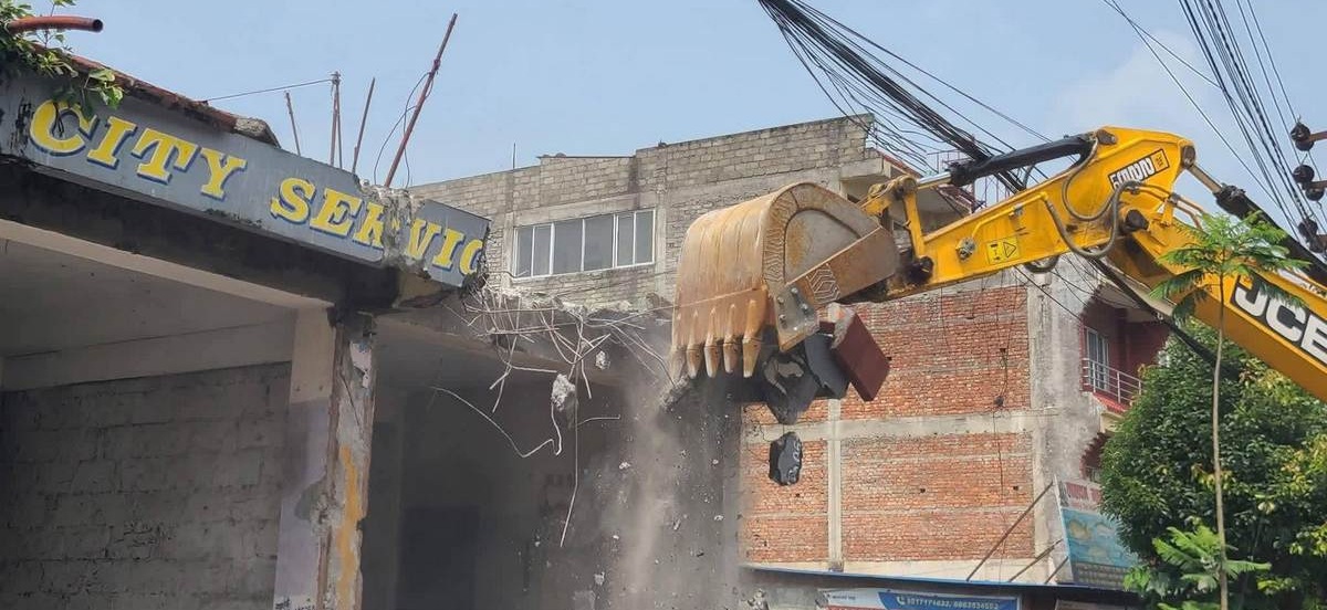फिर्के खोलाको खोलाघरभित्रका संरचना हटाउन थालियो
