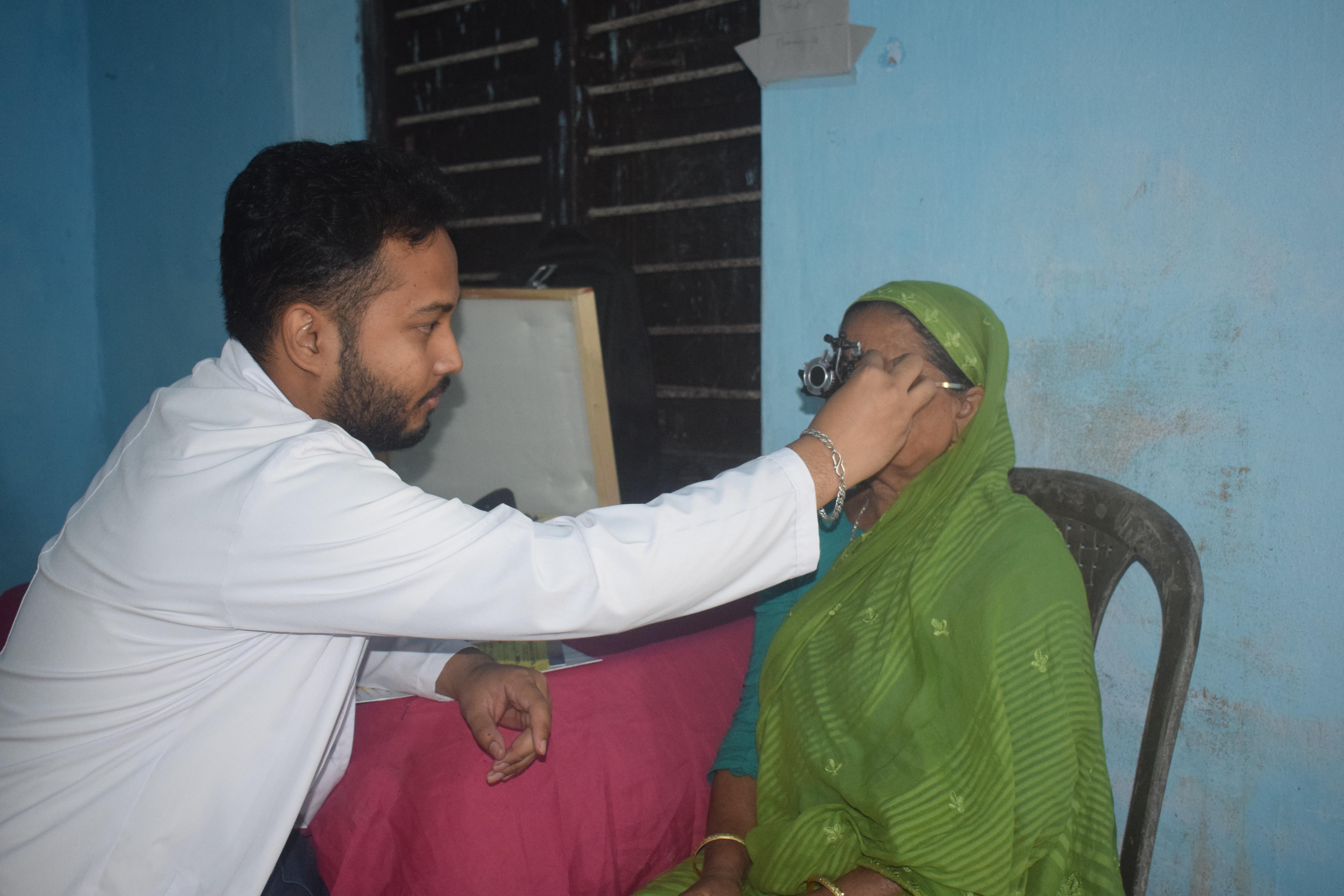 आज विश्व दृष्टि दिवस: अन्धोपनको दर घट्दै, तर डिजिटल उपकरण र नयाँ रोगहरू मुख्य चुनौती