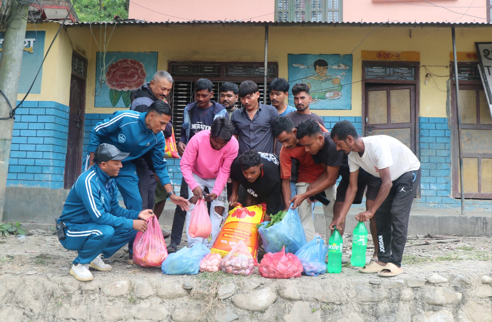 धादिङमा भोकै परेका अलपत्र मजदुरलाई नीलकण्ठ नगरपालिकाद्वारा मासु र खाद्यान्न सहयोग